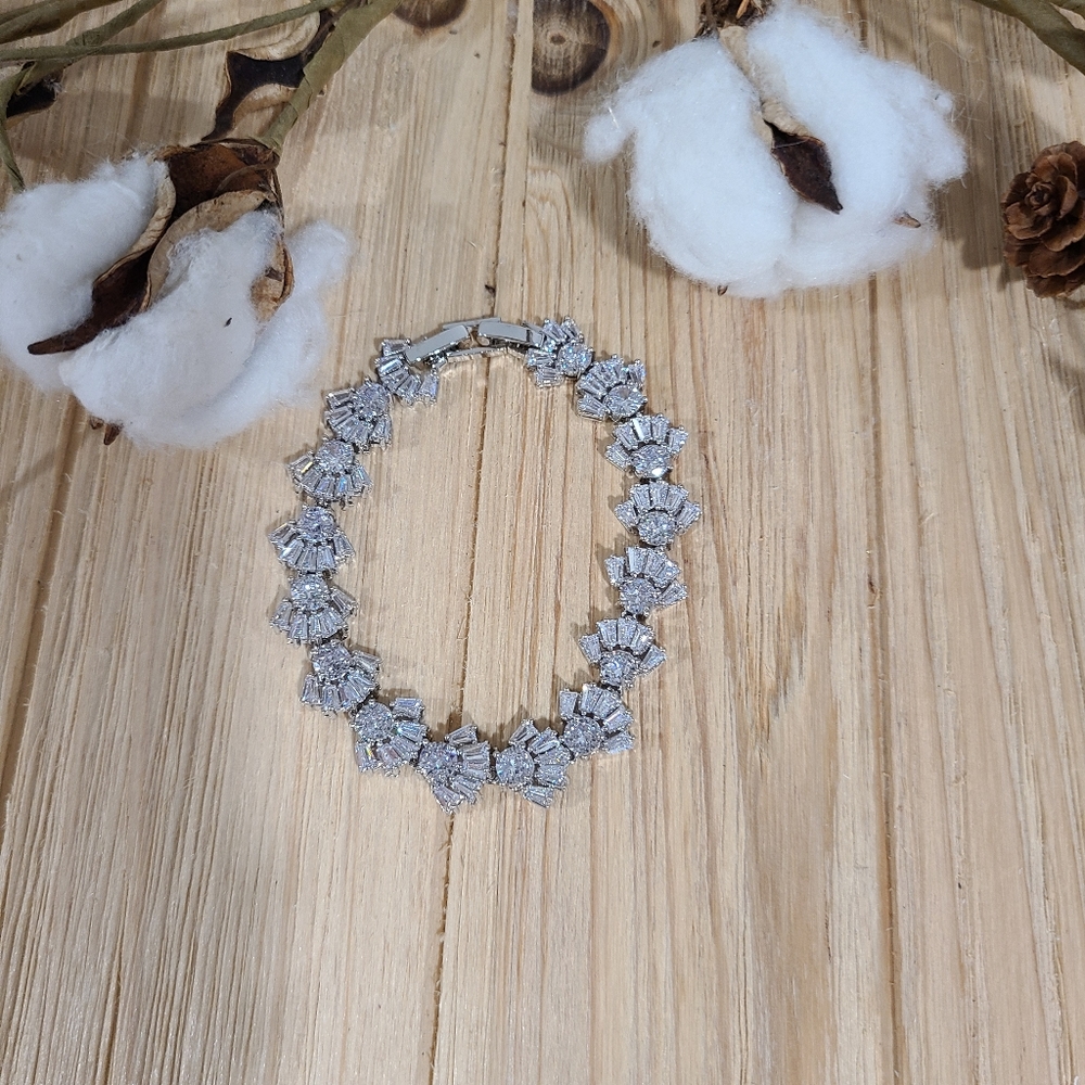 🩶🩶NEW🩶🩶EXQUISITE!! CZ BRACELET IN SILVER 🩶🩶 - Picture 6 of 16